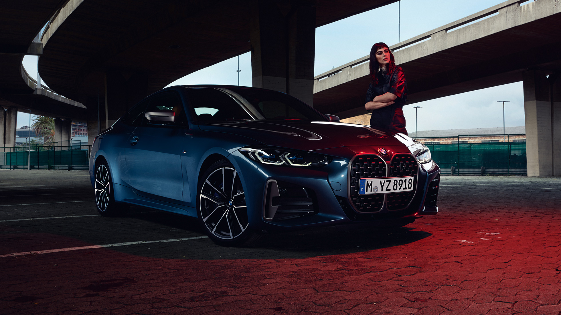Šalia automobilio stovintis modelis, BMW M440i xDrive kupė G22 2020 trijų ketvirčių vaizdas iš šono BMW M440i xDrive kupė Arctic Race mėlyno metaliko spalvos G22 2020, trijų ketvirčių vaizdas iš šono su šalia stovinčiu modeliu