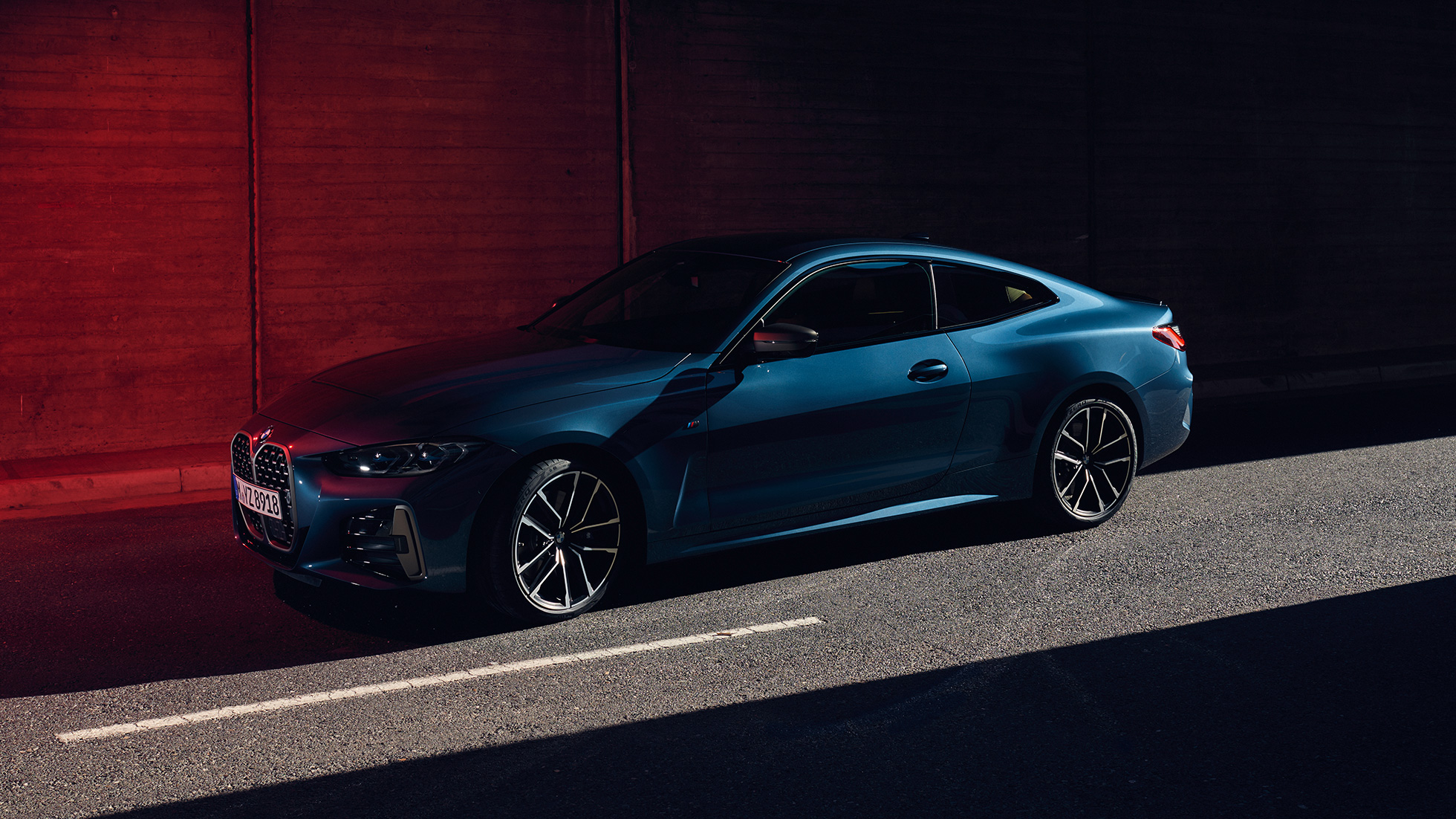 Vaizdas iš šono, stogo linija, BMW M440i xDrive kupė G22 2020 BMW M440i xDrive kupė Arctic Race mėlyno metaliko spalvos G22 2020 vaizdas iš šono, stogo linija