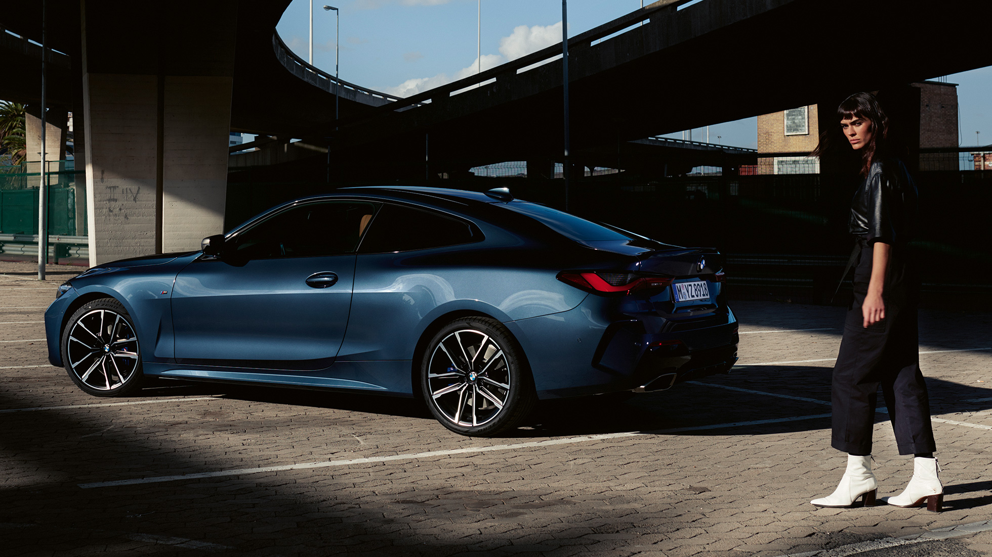 Trijų ketvirčių vaizdas iš galo su šalia stovinčiu modeliu, BMW M440i xDrive kupė BMW M440i xDrive kupė Arctic Race mėlyno metaliko spalvos G22 2020, trijų ketvirčių vaizdas iš galo BMW su šalia stovinčiu modeliu