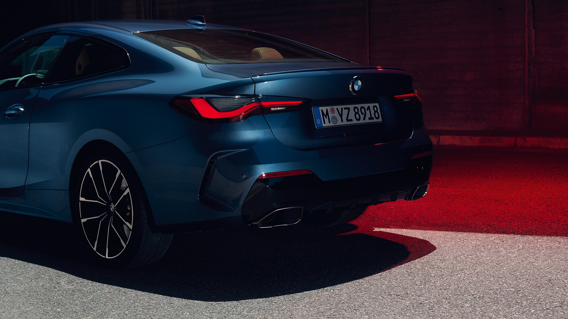 Trijų ketvirčių vaizdas iš galo, galiniai žibintai, BMW M440i xDrive kupė G22 2020 BMW M440i xDrive kupė Arctic Race mėlyno metaliko spalvos G22 2020 trijų ketvirčių vaizdas iš galo, galiniai žibintai