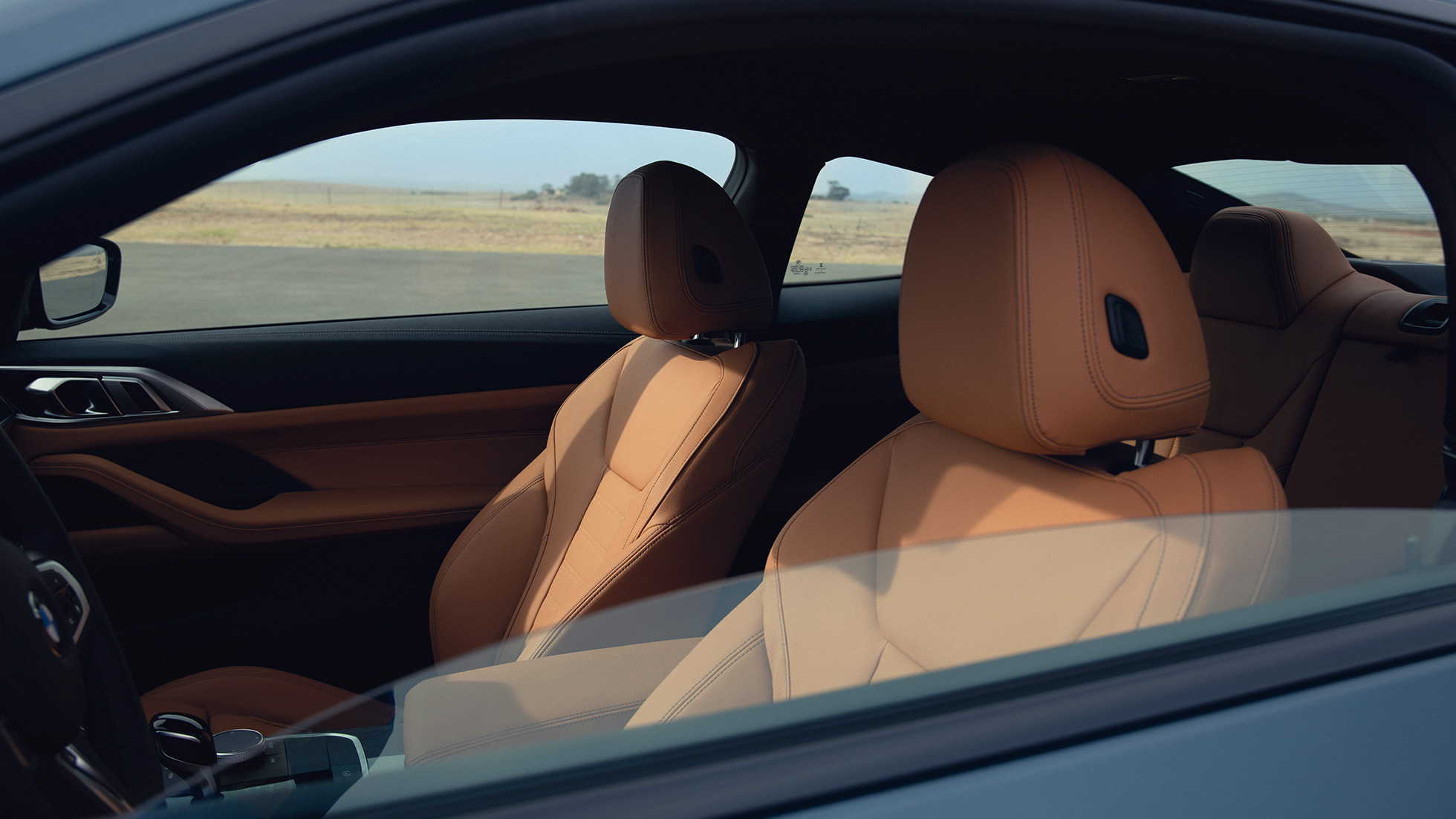 Sportinės BMW M440i xDrive kupė G22 2020 sėdynės BMW M440i xDrive kupė Arctic Race mėlyno metaliko spalvos G22 2020 interjeras, sportinės sėdynės