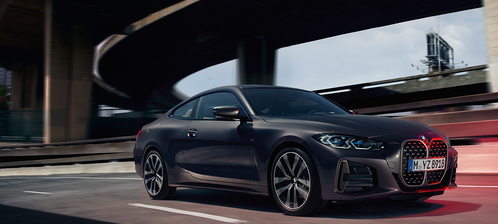 BMW M440i xDrive kupė G22 2020, trijų ketvirčių vaizdas iš priekio BMW M440i xDrive kupė G22 2020 pilko Dravite Grey metaliko spalvos, trijų ketvirčių vaizdas iš priekio