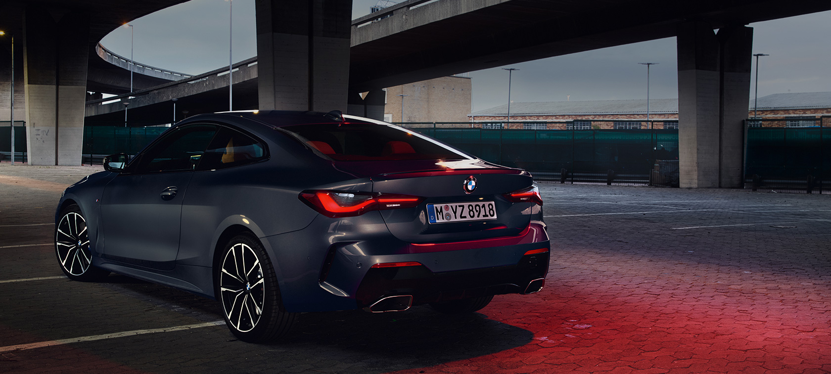Trijų ketvirčių vaizdas iš galo, BMW M440i xDrive kupė G22 2020 BMW M440i xDrive kupė pilko Dravite Grey metaliko spalvos G22 2020 trijų ketvirčių vaizdas iš galo