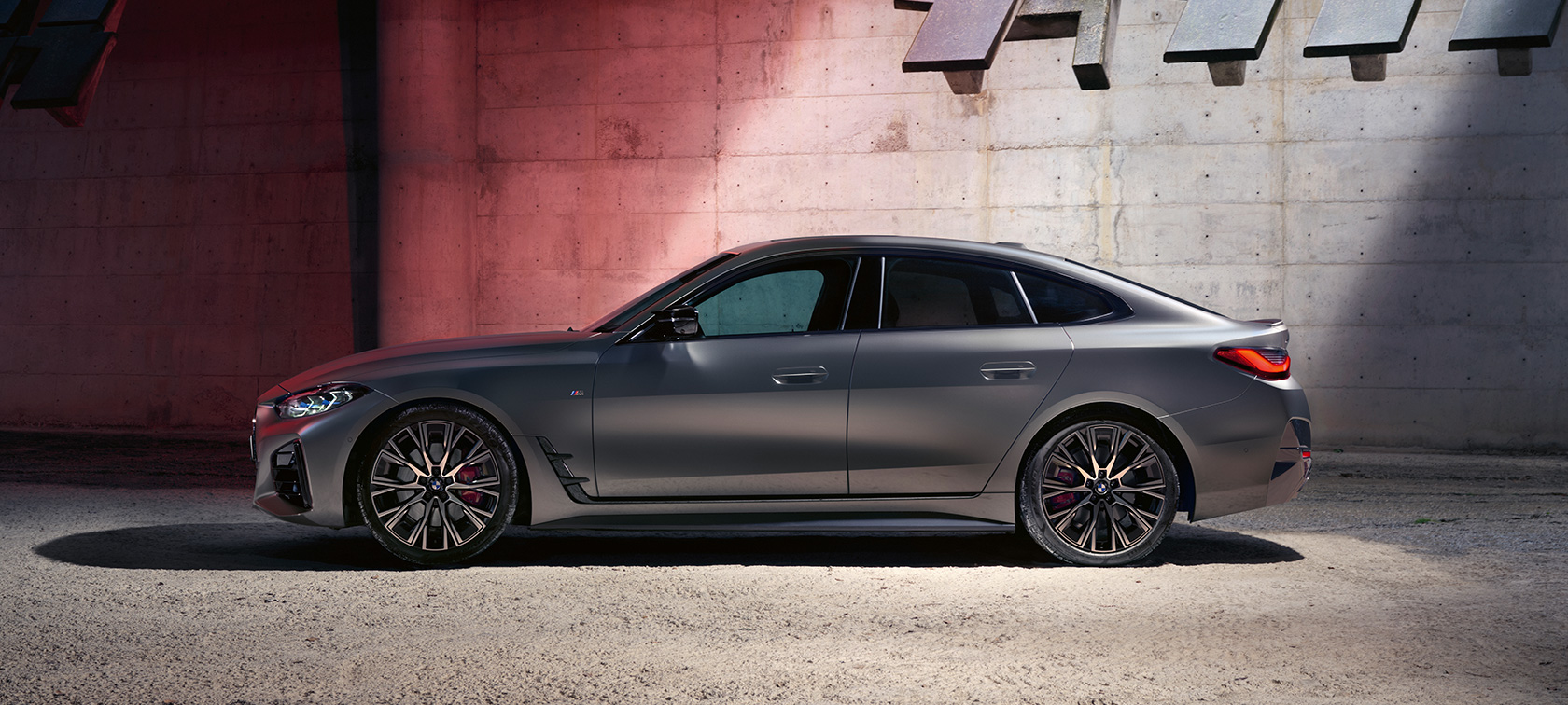 BMW M440i xDrive Gran kupė (G26) 2021 vaizdas iš šono BMW M440i xDrive Gran kupė (G26) 2021 BMW Individual pilkos metalizuotos Frozen Pure Grey kėbulo spalvos, stovinčio automobilio vaizdas iš šono