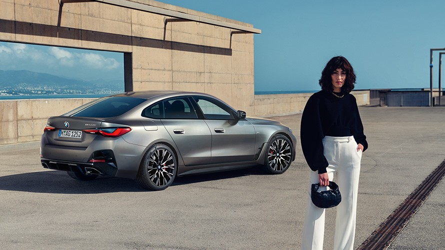 BMW M440i xDrive Gran kupė (G26) 2021, trijų ketvirčių vaizdas iš galo su modeliu BMW M440i xDrive Gran kupė (G26) 2021, trijų ketvirčių vaizdas iš galo su modeliu