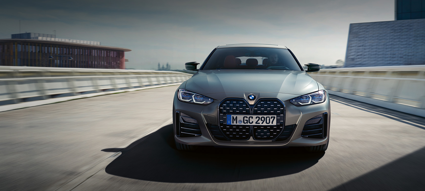 BMW M440i xDrive Gran kupė (G26) 2021, BMW Individual pilkos Frozen Pure Grey metalizuotos kėbulo spalvos, vaizdas iš priekio