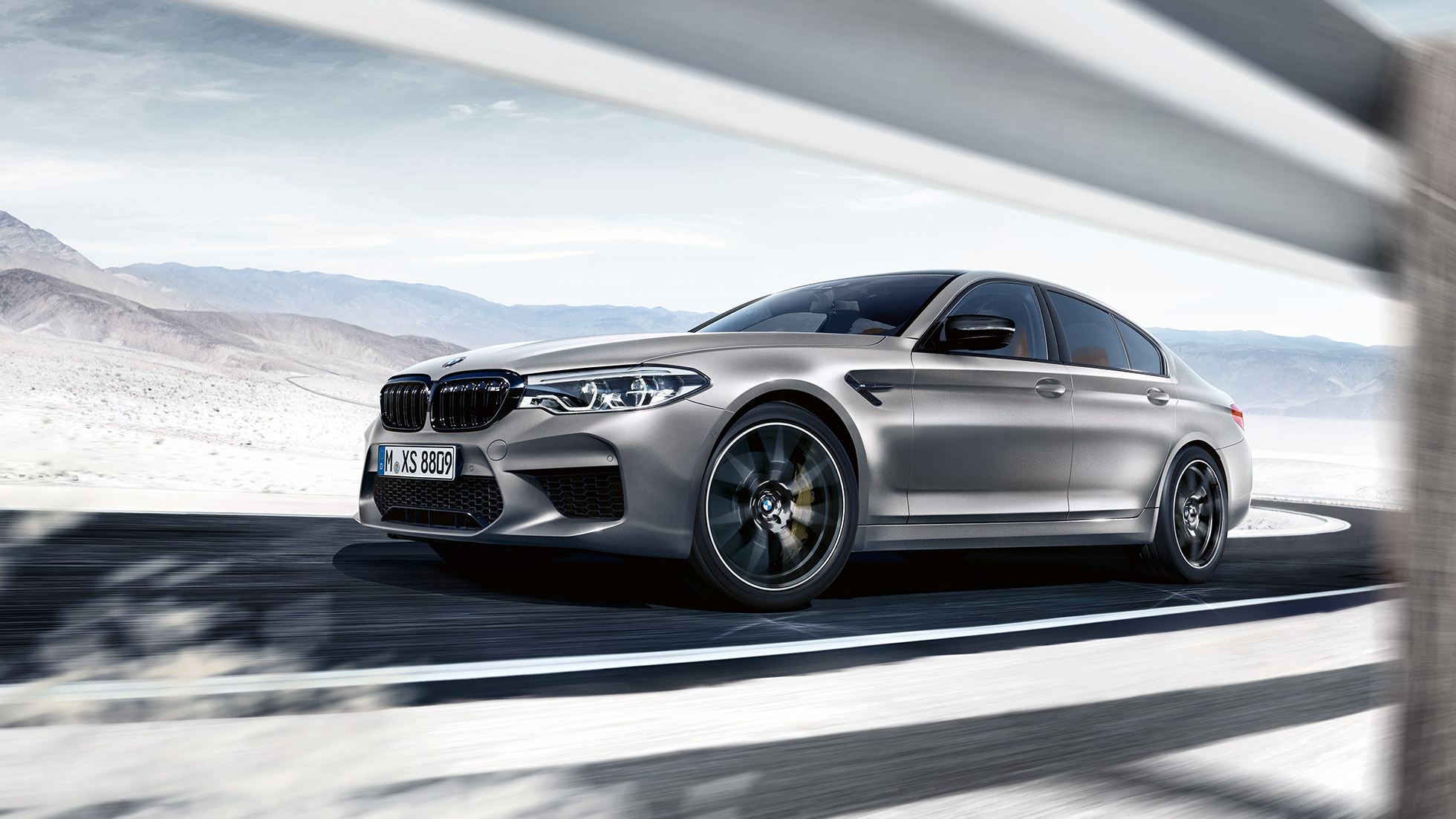M xDrive Keliu važiuojančio BMW M5 Competition trijų ketvirčių vaizdas iš priekio