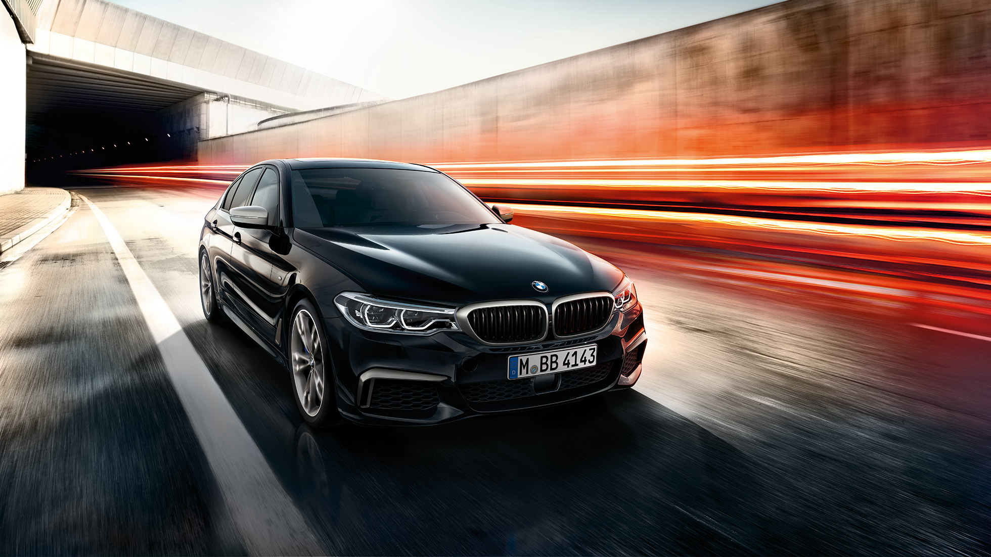 BMW M550i ir BMW M550d Keliu važiuojančių BMW M550i ir BMW M550d trijų ketvirčių vaizdas iš priekio