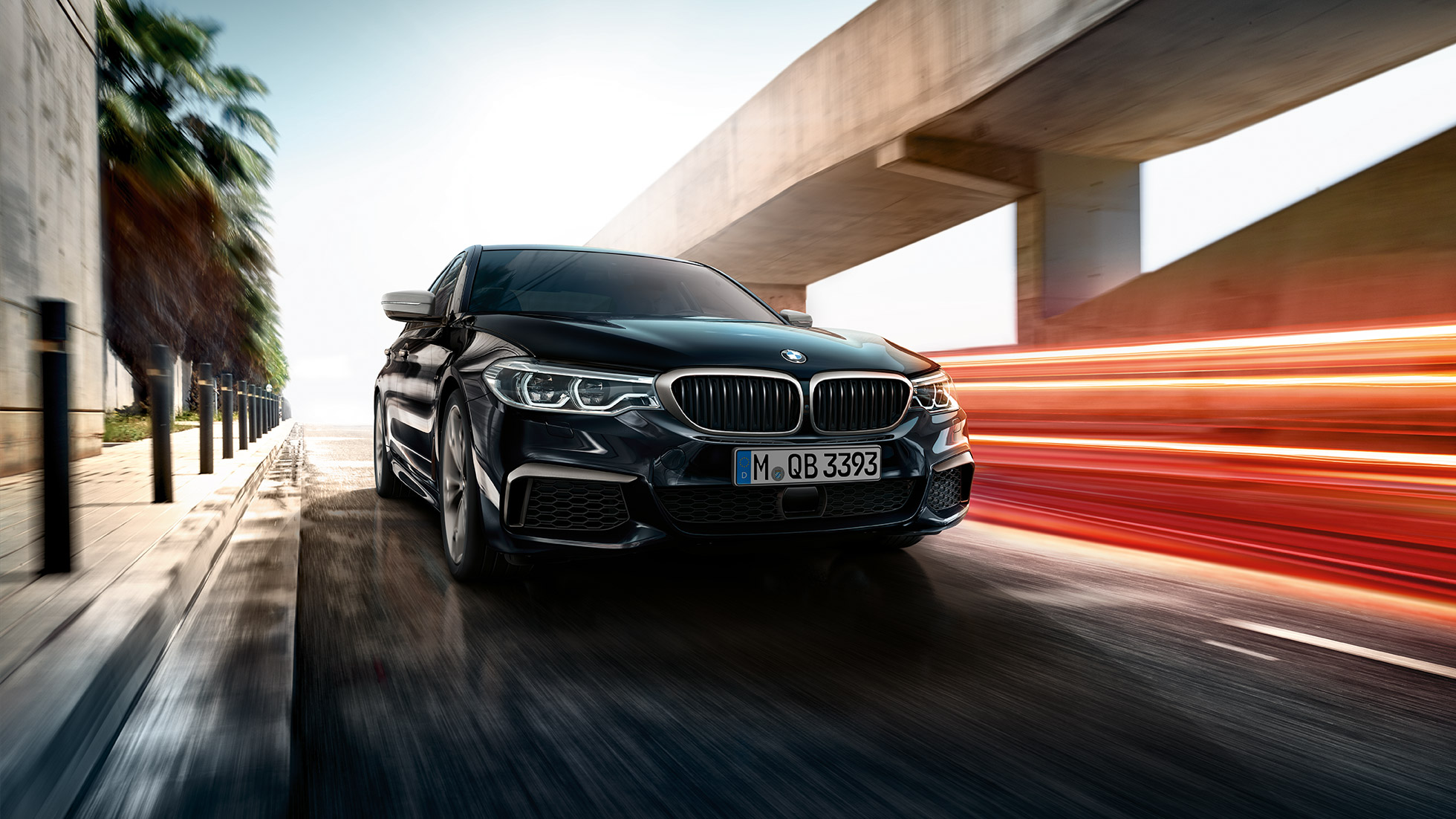 Eksterjero dizainas BMW M550i ir BMW M550d trijų ketvirčių vaizdas iš priekio.