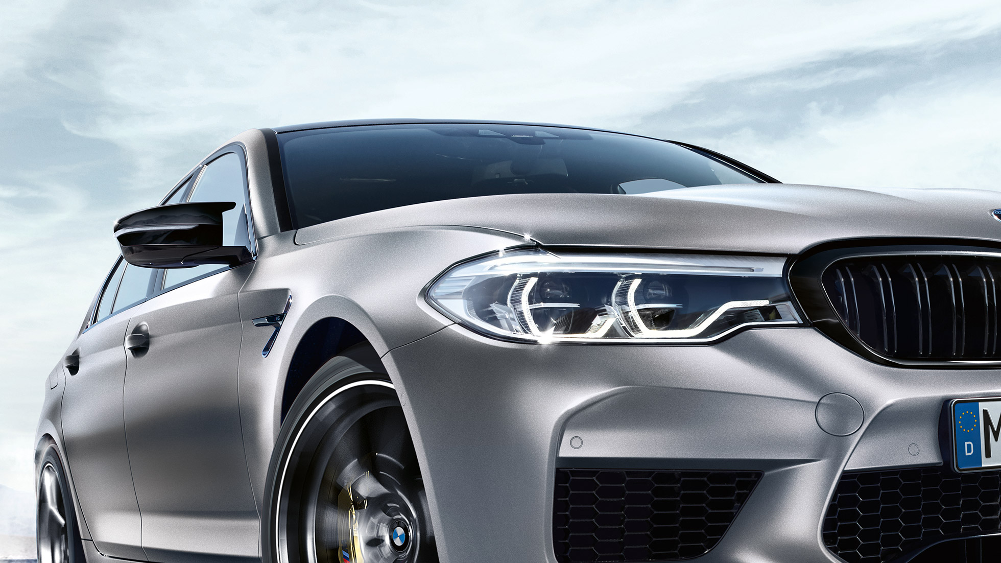 LED priekiniai žibintai BMW M5 trijų ketvirčių vaizdas iš priekio su LED priekiniais žibintais