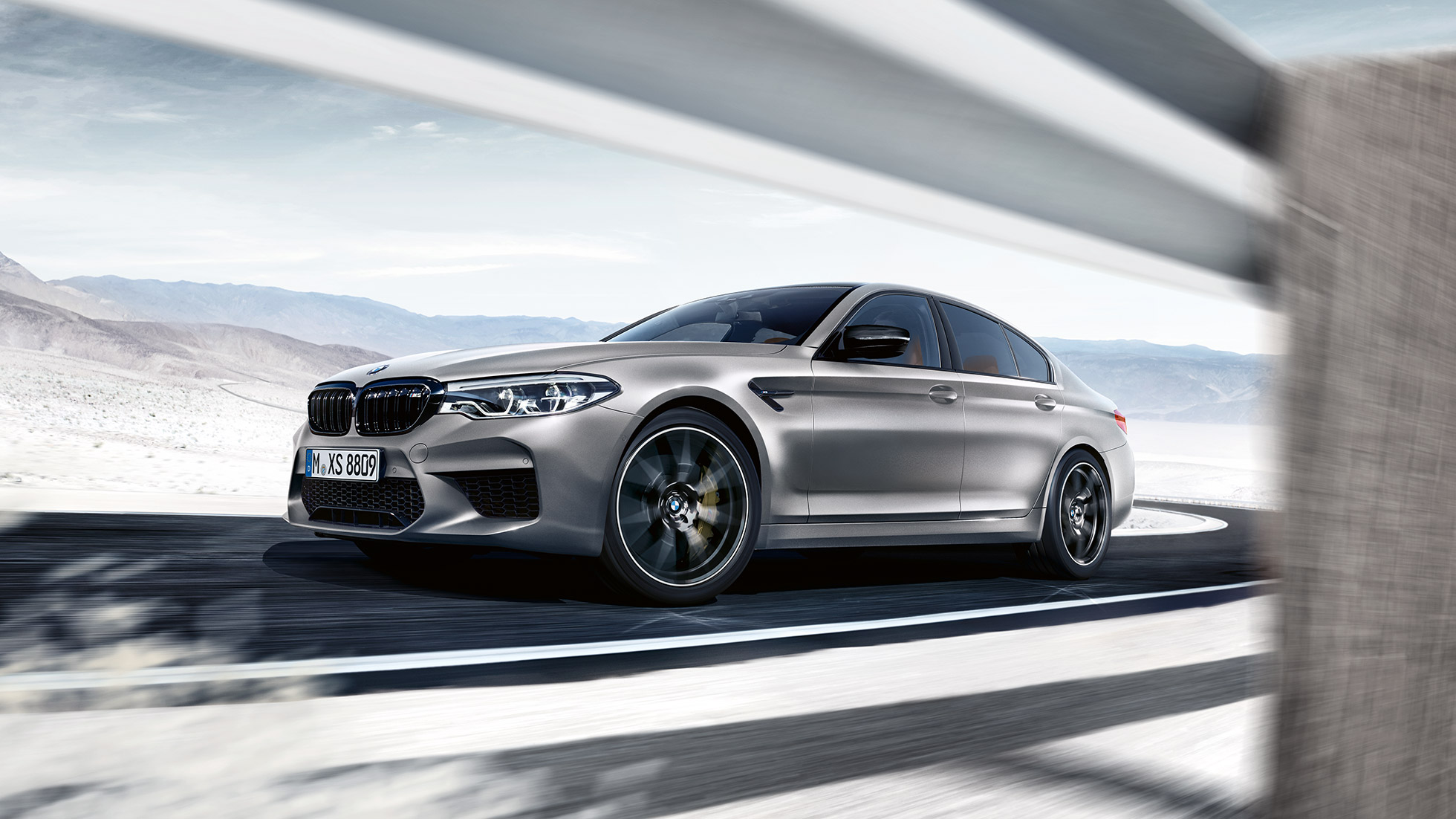 Lengvojo lydinio ratlankiai BMW M5 Competition dizainas, vaizdas iš šono