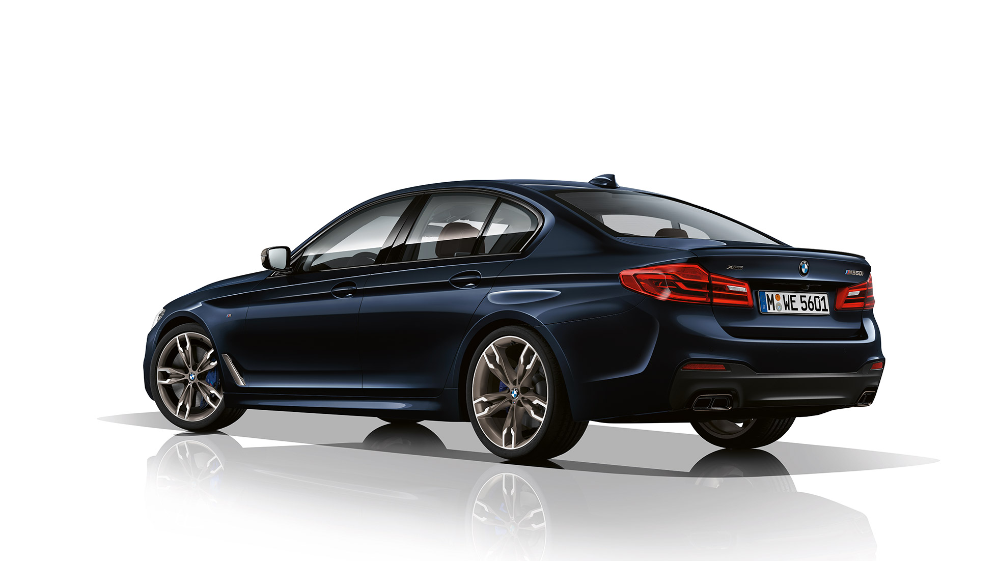 „M Sport“ stabdžiai BMW M550i ir BMW M550d dizainas, trijų ketvirčių vaizdas iš galo