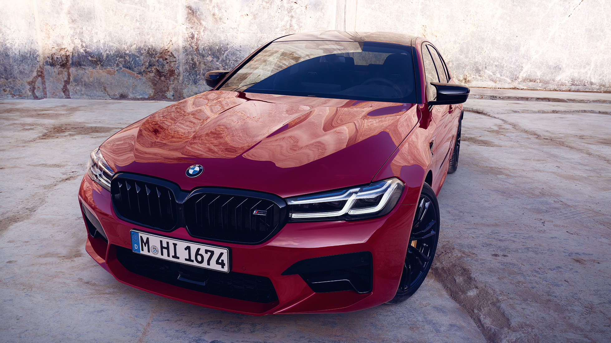 M dizainas, BMW M5 Competition F90 LCI Facelift 2020 trijų ketvirčių vaizdas iš priekio M dizainas, BMW M5 Competition F90 LCI Facelift 2020 BMW Individual raudonos Imola Red spalvos, trijų ketvirčių vaizdas iš priekio