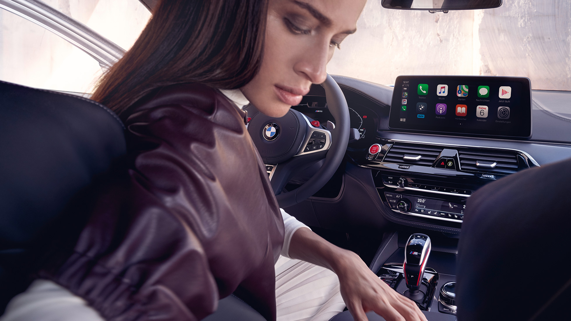 Sportinės vairuotojo ir priekinio keleivio sėdynės, BMW M550i xDrive sedanas G30 LCI Facelift 2020 interjeras Sportinės vairuotojo ir priekinio keleivio sėdynės, BMW M550i xDrive sedanas G30 LCI Facelift 2020 interjeras