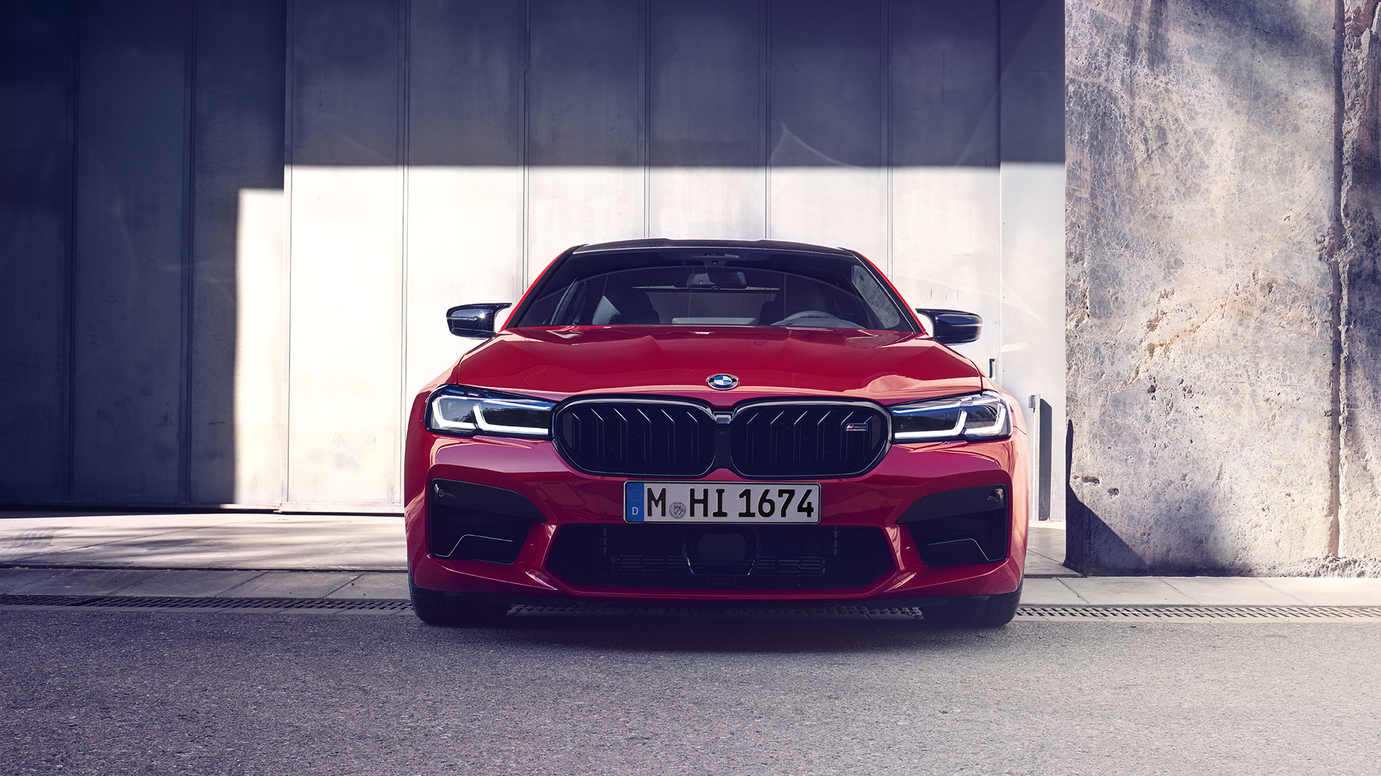 Priekinė dalis su naujosiomis grotelėmis, BMW M5 Competition F90 LCI Facelift 2020 Priekinė dalis su naujosiomis grotelėmis, BMW M5 Competition F90 LCI Facelift 2020 BMW Individual raudonos Imola Red spalvos, trijų ketvirčių vaizdas iš priekio