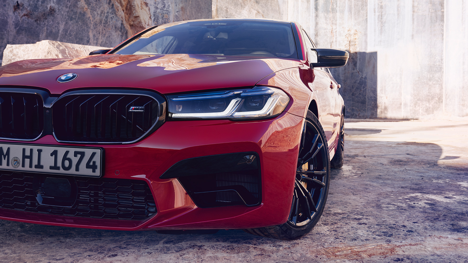 BMW Laserlight, BMW M5 Competition F90 LCI Facelift 2020 priartintas vaizdas iš priekio BMW Laserlight, BMW M5 Competition F90 LCI Facelift 2020 BMW Individual raudonos Imola Red spalvos, priartintas vaizdas iš priekio