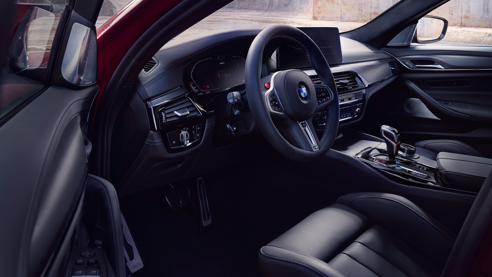 BMW M5 Competition F90 LCI Facelift 2020 vairuotojo erdvė BMW M5 Competition F90 LCI Facelift 2020 vairuotojo erdvė atviromis durelėmis