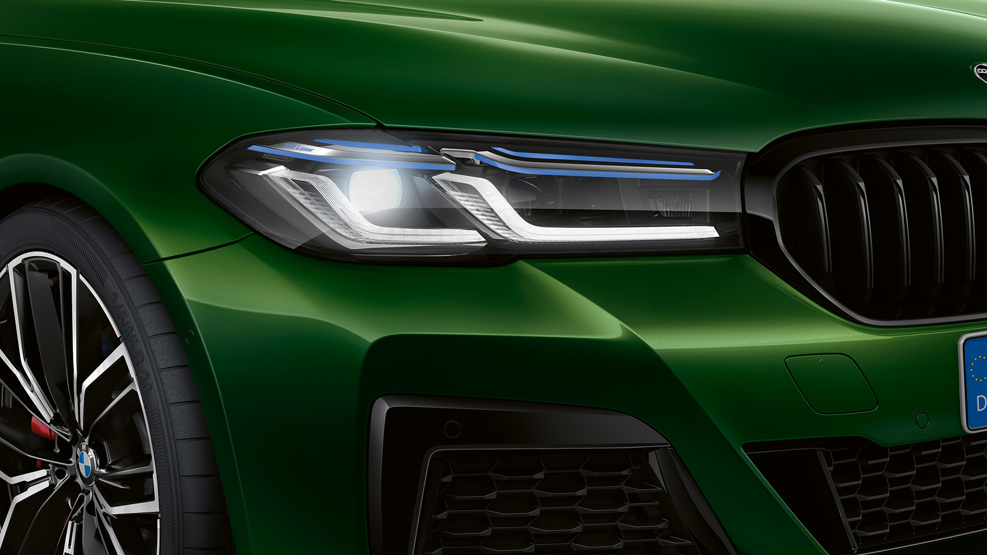 BMW Individual žibintai Shadow Line, BMW M550i xDrive sedanas G30 LCI Facelift 2020 BMW Individual žibintai Shadow Line, BMW M550i xDrive sedanas G30 LCI Facelift 2020, BMW Individual žalio Verde Ermes metaliko spalvos, priartintas vaizdas iš priekio