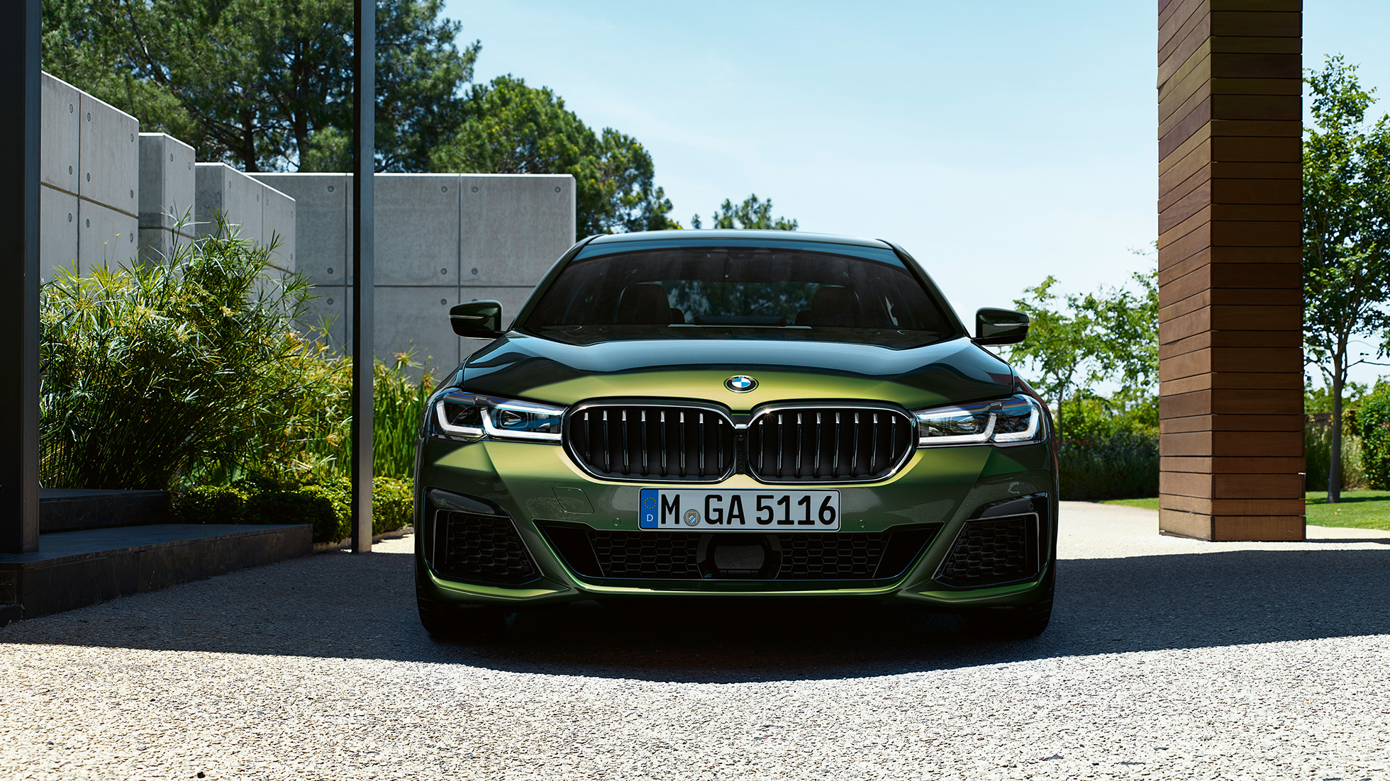 Priekinė dalis ir naujosios priekinės grotelės BMW M550i xDrive sedanas G30 LCI Facelift 2020 Priekinė dalis ir naujosios priekinės grotelės BMW M550i xDrive sedanas G30 LCI Facelift 2020, BMW Individual žalio Verde Ermes metaliko spalvos, vaizdas iš priekio