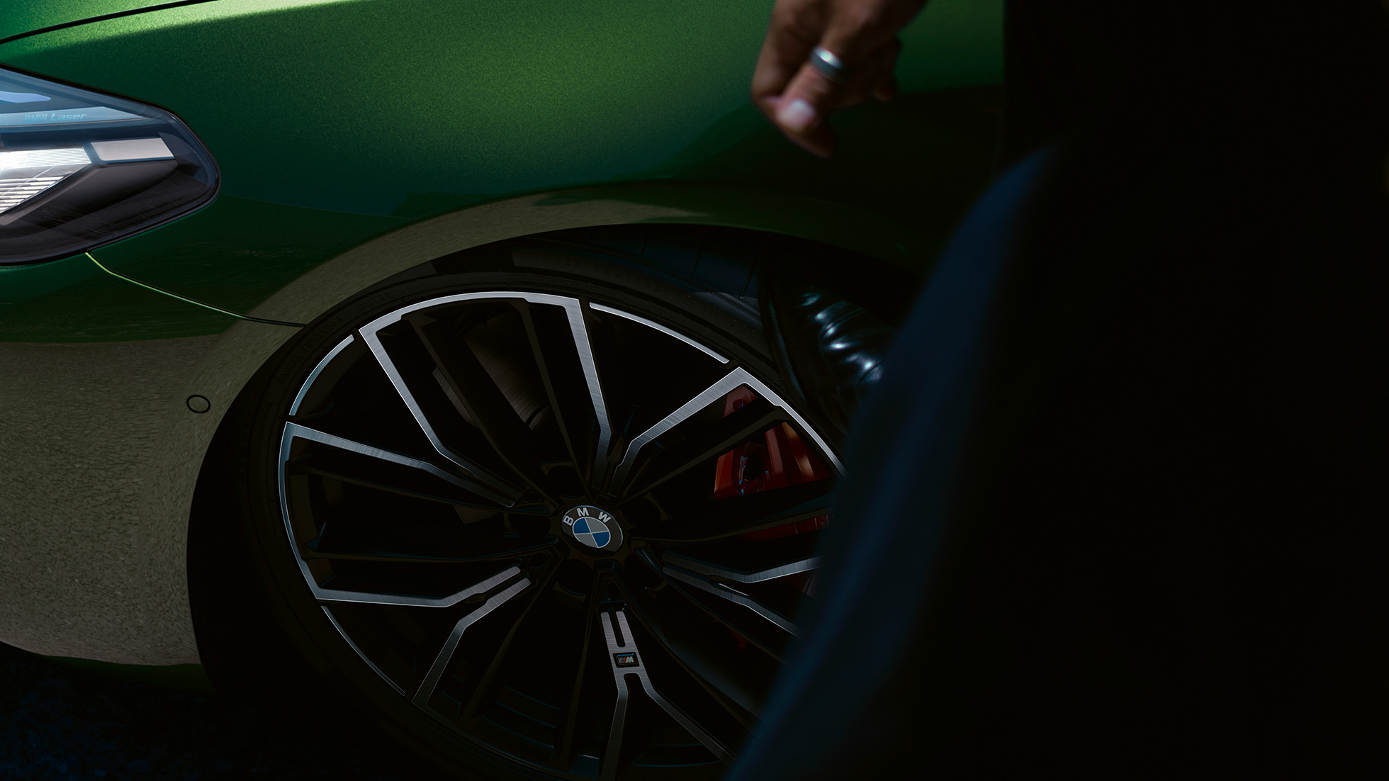 20 colių M lengvojo lydinio ratlankiai su M sport stabdžiais raudonos spalvos, BMW M550i xDrive sedanas G30 LCI Facelift 2020 20 colių M lengvojo lydinio ratlankiai su M sport stabdžiais raudonos spalvos, BMW M550i xDrive sedanas G30 LCI Facelift 2020