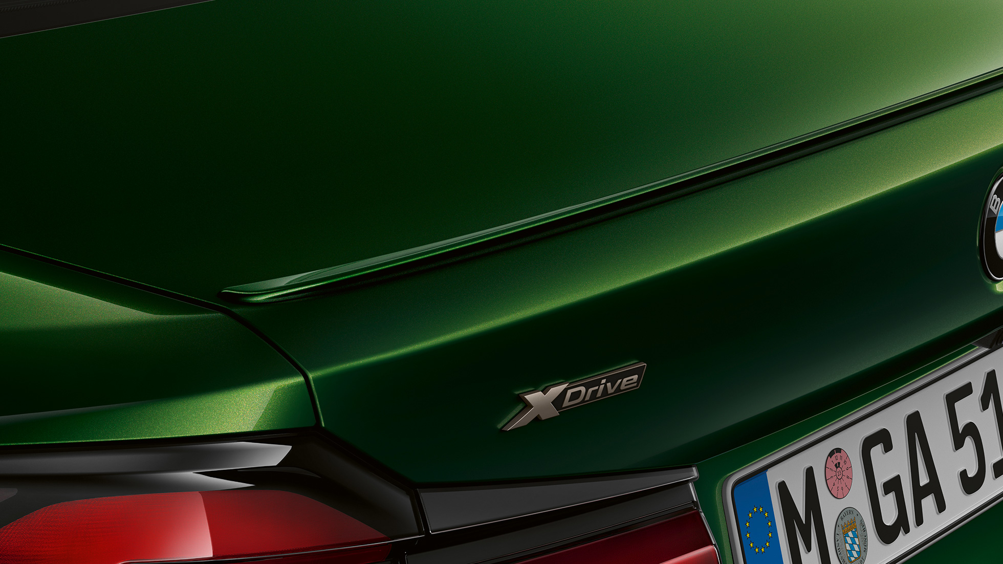 Galinis aptakas, BMW M550i xDrive sedanas G30 LCI Facelift 2020, priartintas vaizdas iš galo Galinis aptakas, BMW M550i xDrive sedanas G30 LCI Facelift 2020, BMW Individual žalio Verde Ermes metaliko spalvos, priartintas vaizdas iš galo