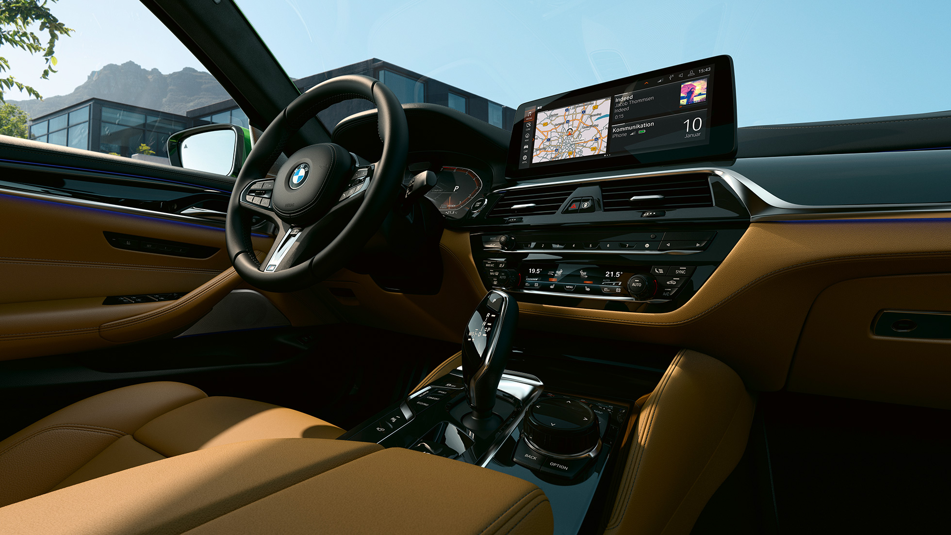 BMW M550i xDrive sedanas G30 LCI Facelift 2020, vairuotojo erdvė su 12,3 colių valdymo ekranu BMW M550i xDrive sedanas G30 LCI Facelift 2020, vairuotojo erdvė su 12,3 colių valdymo ekranu