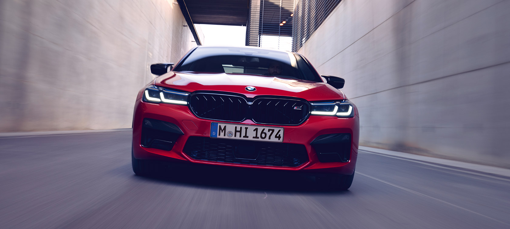 BMW M5 Competition F90 LCI Facelift 2020 vaizdas iš priekio BMW M5 Competition F90 LCI Facelift 2020 BMW Individual raudonos Imola Red spalvos, važiuojančio automobilio vaizdas iš priekio