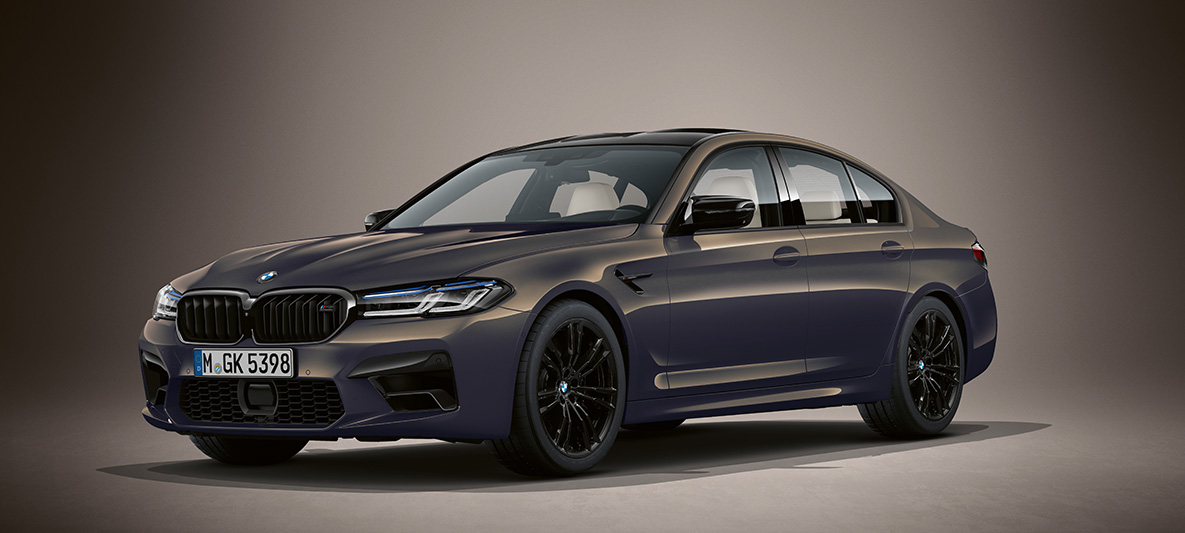 BMW Individual BMW M5 sedanas F90 LCI Facelift 2020 pilko Alvite Grey metaliko spalvos, trijų ketvirčių vaizdas iš priekio BMW Individual BMW M5 sedanas F90 LCI Facelift 2020 pilko Alvite Grey metaliko spalvos, trijų ketvirčių vaizdas iš priekio