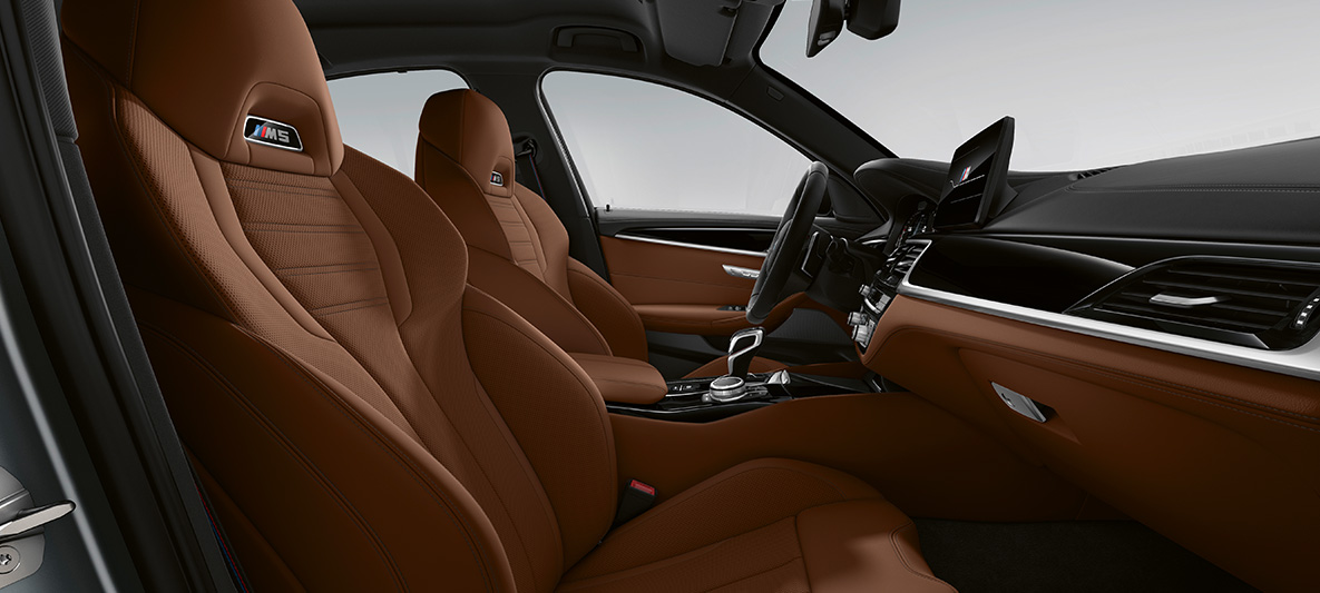 BMW Individual BMW M5 sedanas F90 LCI Facelift 2020, BMW Individual Merino odos Tartufo/juodos spalvos interjero apdaila BMW Individual BMW M5 sedanas F90 LCI Facelift 2020, BMW Individual Merino odos Tartufo/juodos spalvos interjero apdaila