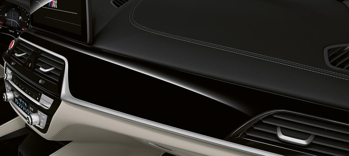 BMW Individual BMW M5 sedanas F90 LCI Facelift 2020, BMW Individual juoda blizgi Piano Finish Black interjero apdaila BMW Individual BMW M5 sedanas F90 LCI Facelift 2020, BMW Individual juoda blizgi Piano Finish Black interjero apdaila