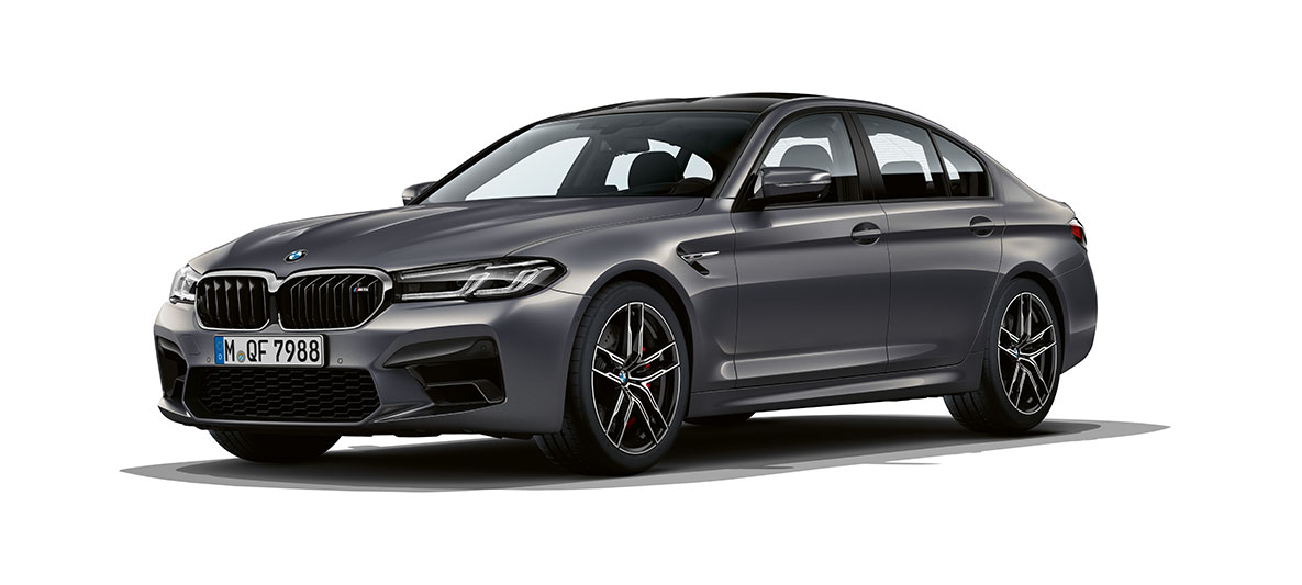 BMW M5 F90 LCI Facelift 2020 trijų ketvirčių vaizdas iš priekio BMW M5 F90 LCI Facelift 2020 Brands Hatch Grey pilko metaliko spalvos, trijų ketvirčių vaizdas iš priekio