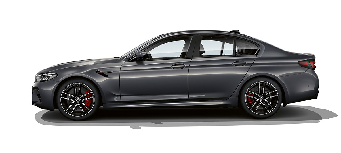 BMW M5 F90 LCI Facelift 2020 vaizdas iš šono BMW M5 F90 LCI Facelift 2020 Brands Hatch Grey pilko metaliko spalvos, trijų ketvirčių vaizdas iš šono