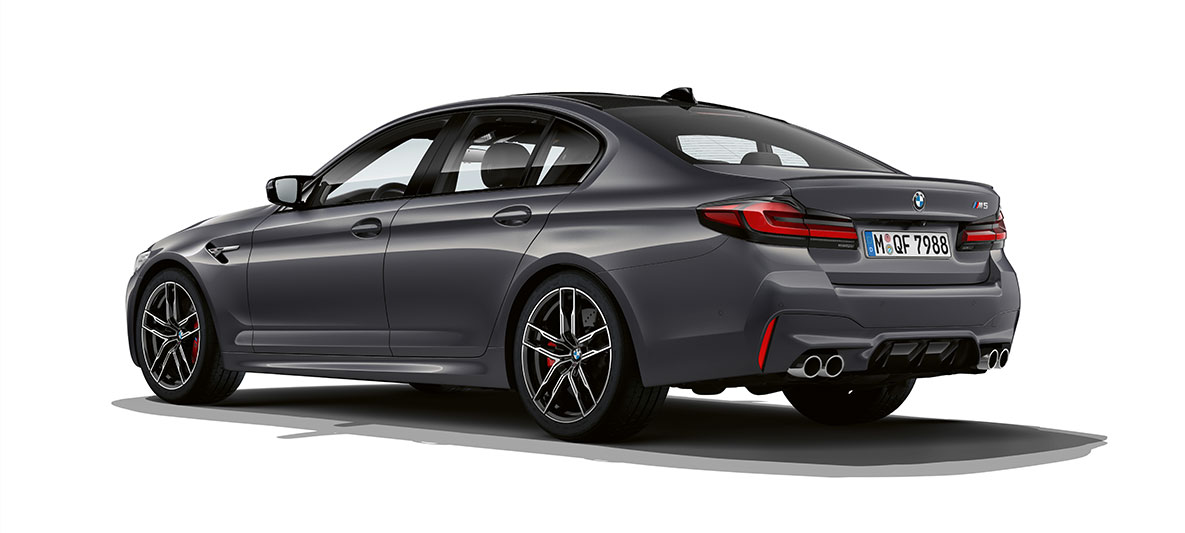 BMW M5 F90 LCI Facelift 2020 trijų ketvirčių vaizdas iš galo BMW M5 F90 LCI Facelift 2020 Brands Hatch Grey pilko metaliko spalvos, trijų ketvirčių vaizdas iš galo