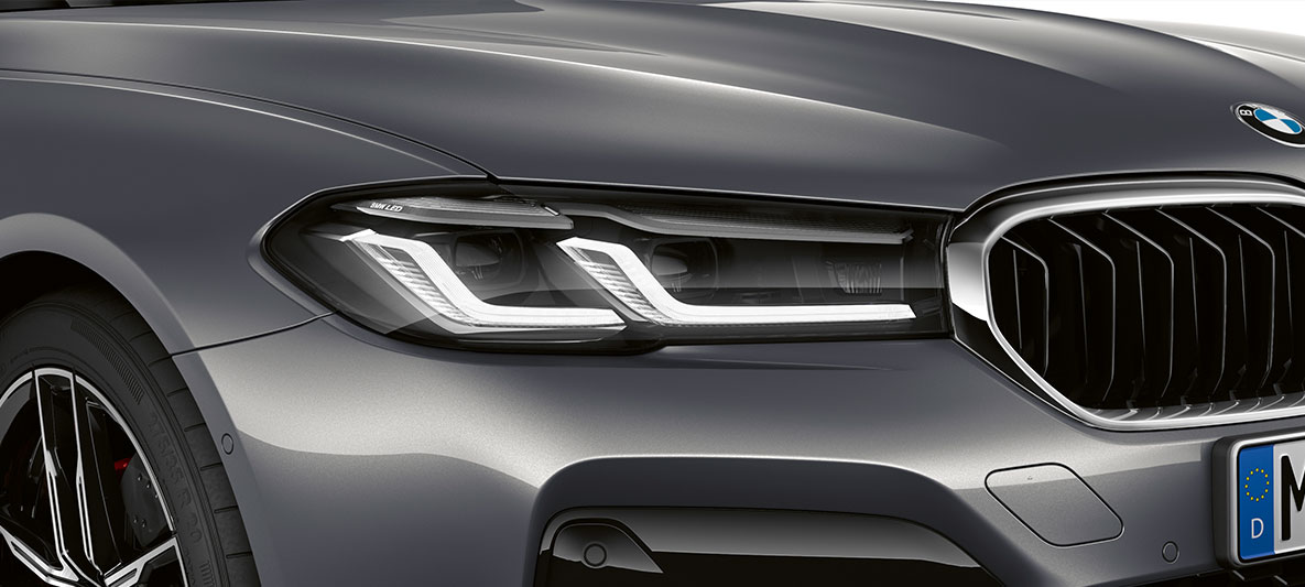 Naujojo dizaino priekiniai žibintai, BMW M5 F90 LCI Facelift 2020 vaizdas iš priekio Naujojo dizaino priekiniai žibintai, BMW M5 F90 LCI Facelift 2020 Brands Hatch Grey pilko metaliko spalvos, vaizdas iš priekio