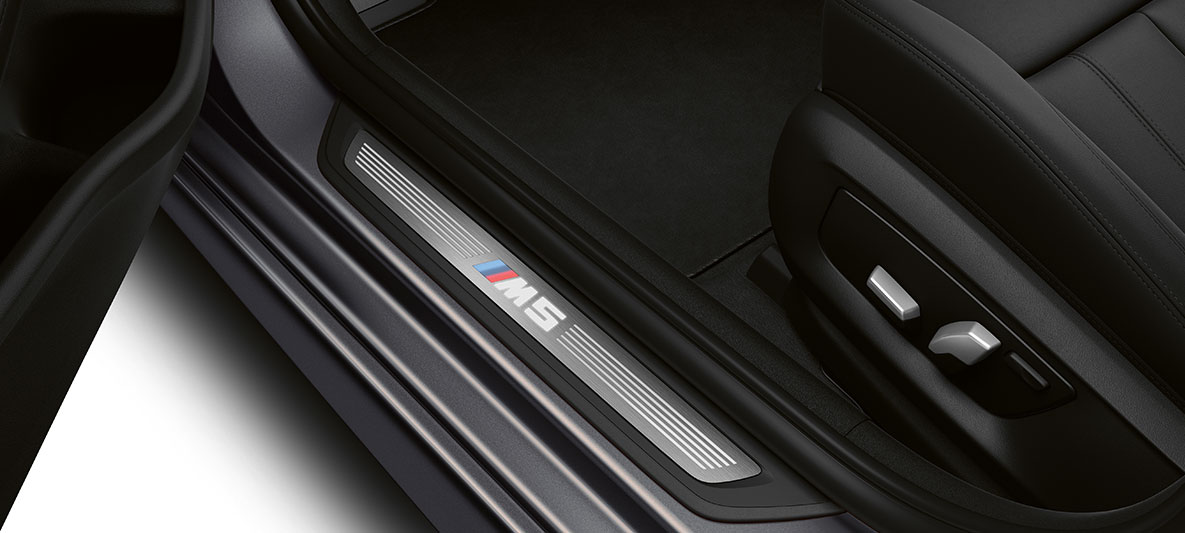 Durelių slenksčių apdaila su M5 emblema, BMW M5 F90 LCI Facelift 2020 interjeras Durelių slenksčių apdaila su M5 emblema, BMW M5 F90 LCI Facelift 2020 interjeras