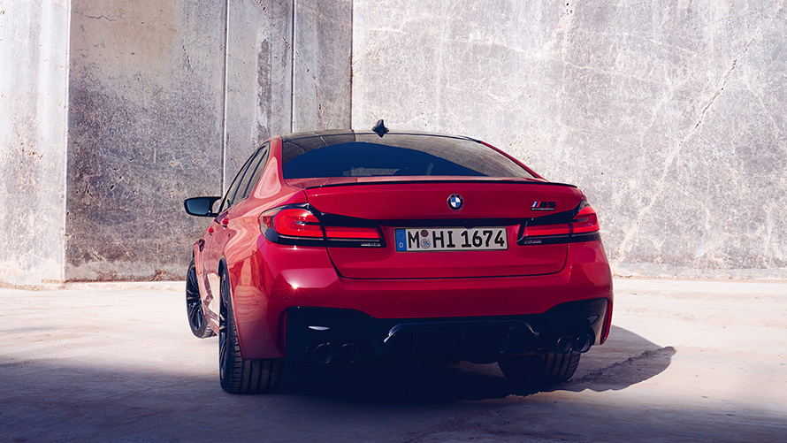 BMW M5 Competition F90 LCI Facelift 2020 BMW Individual raudonos „Imola Red“ spalvos vaizdas iš galo