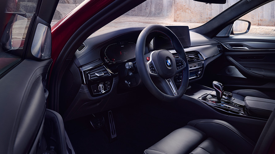 BMW M5 Competition F90 LCI Facelift 2020, vairuotojo erdvės su atviromis durelėmis vaizdas 