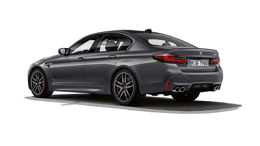 BMW M5 F90 LCI Facelift 2020 pilko „Brands Hatch Grey“ metaliko spalvos trijų ketvirčių vaizdas iš galo