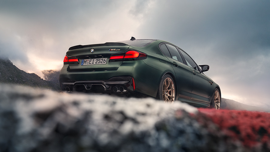 BMW M5 CS F90 2021 žalio „Frozen Deep Green“ metaliko spalvos, galinis vaizdas iš apačios 