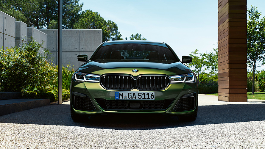 BMW M550i xDrive sedanas G30 LCI Facelift 2020 BMW Individual „Verde Ermes“ metaliko spalvos vaizdas iš priekio 