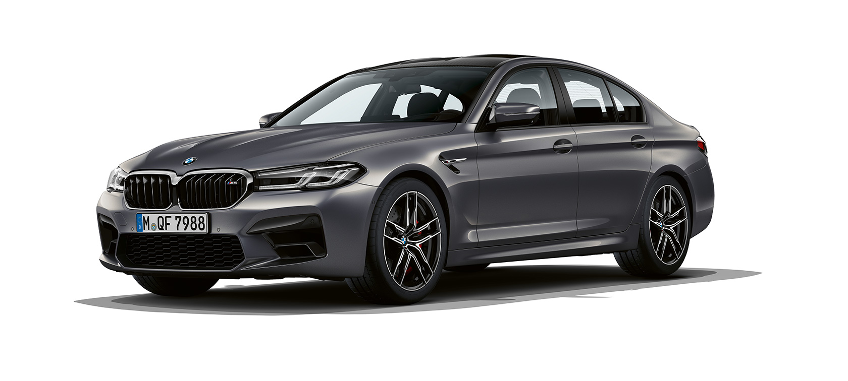 BMW M5 F90 2020 trijų ketvirčių vaizdas iš priekio BMW M5 F90 LCI Facelift 2020 pilko „Brands Hatch Grey“ metaliko spalvos trijų ketvirčių vaizdas iš priekio