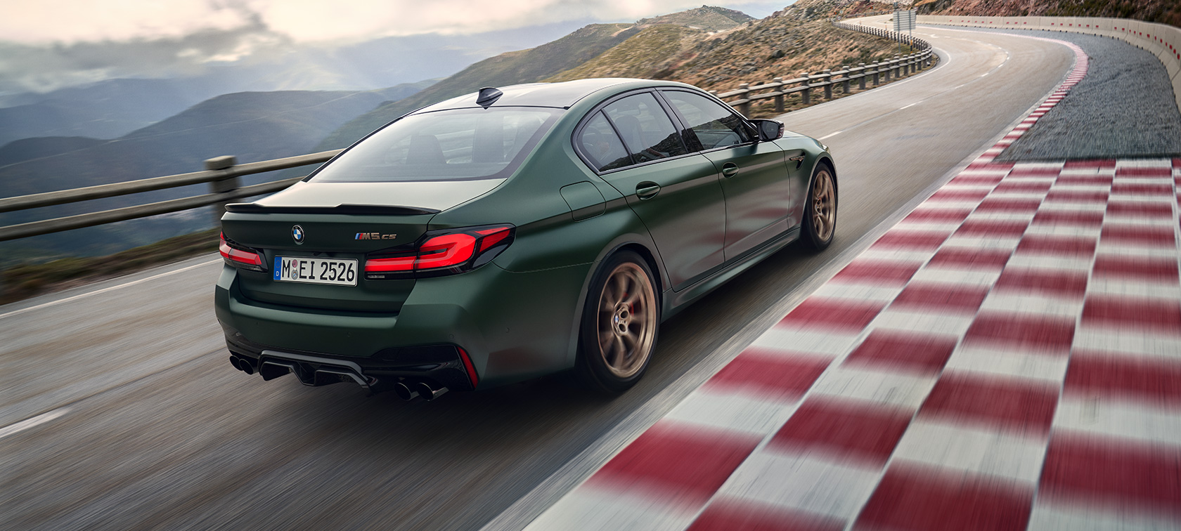 BMW M5 CS F90 2021 žalio „Frozen Deep Green“ metaliko spalvos trijų ketvirčių vaizdas iš galo BMW M5 CS F90 2021 žalio „Frozen Deep Green“ metaliko spalvos trijų ketvirčių vaizdas iš galo
