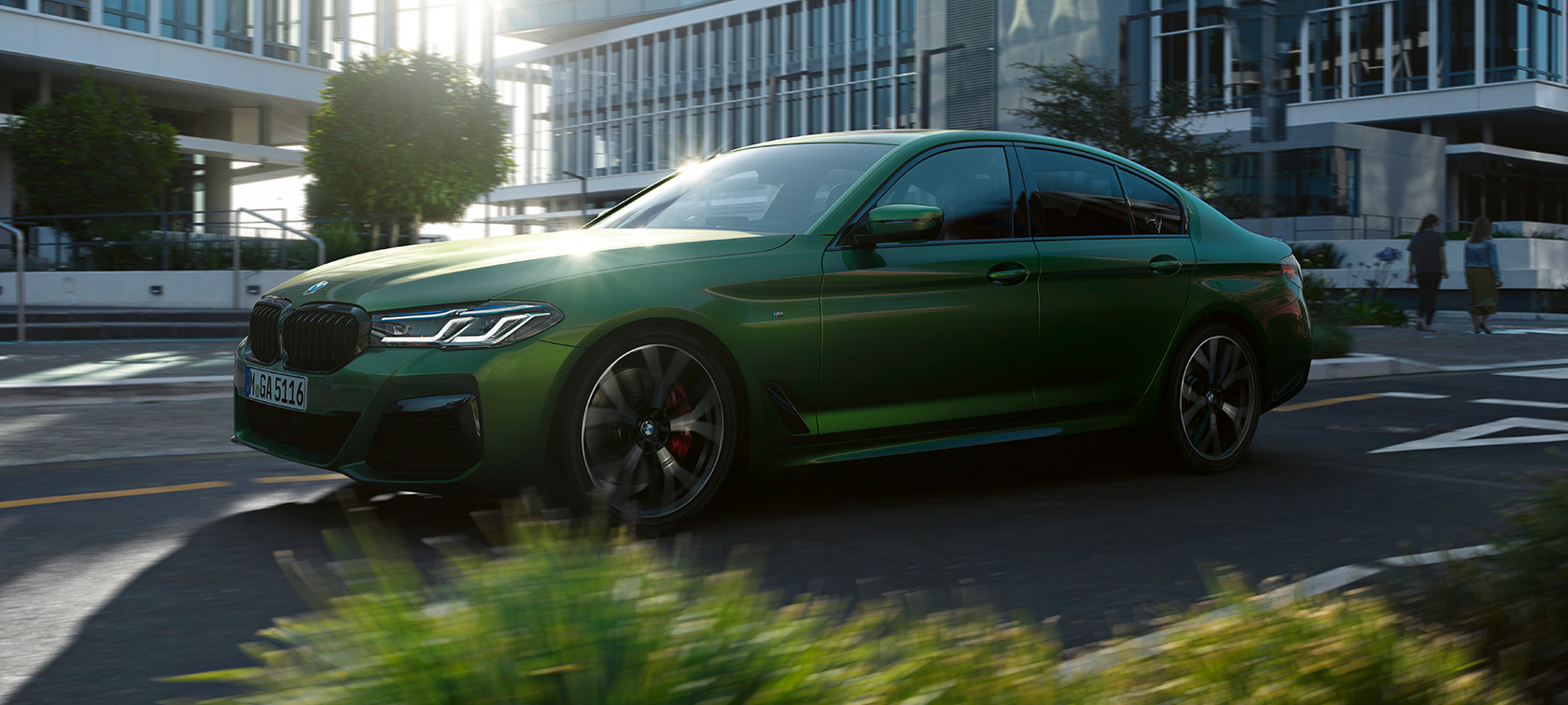 BMW M550i xDrive sedanas G30 2020, važiuojančio automobilio vaizdas iš šono BMW M550i xDrive sedanas G30 LCI Facelift 2020 BMW Individual „Verde Ermes“ metaliko spalvos, važiuojančio automobilio vaizdas iš šono