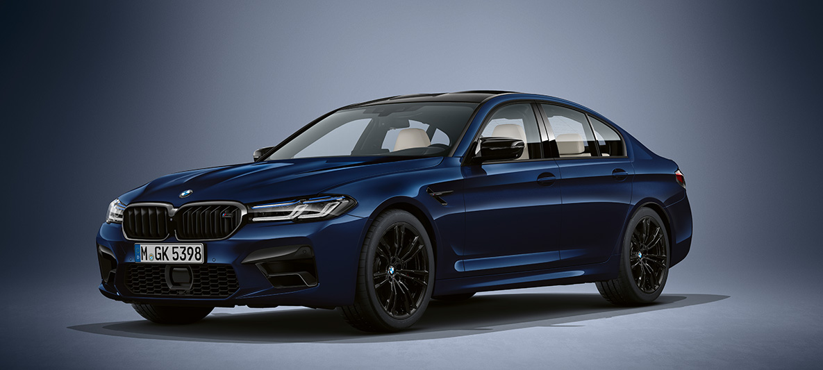 BMW Individual BMW M5 sedanas F90 2020, mėlyno „Tanzanite Blue“ metaliko spalvos BMW Individual BMW M5 sedanas F90 LCI Facelift 2020 mėlyno „Tanzanite Blue“ metaliko spalvos, trijų ketvirčių vaizdas iš priekio