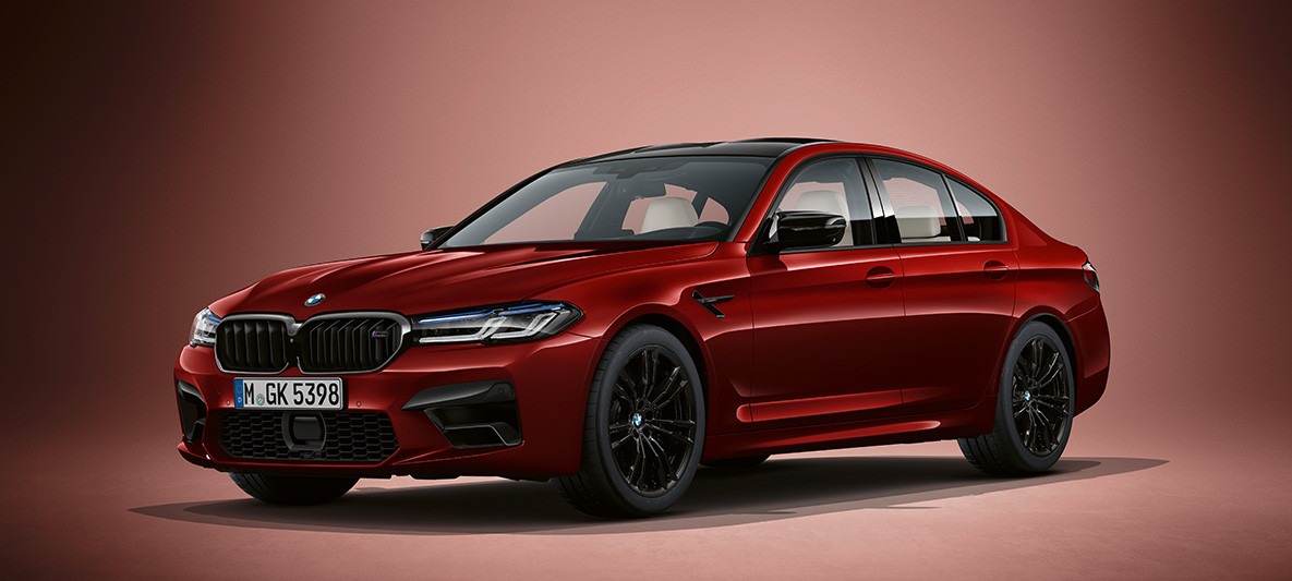 BMW Individual BMW M5 sedanas F90 2020, raudono „Aventurine Red“ metaliko spalvos BMW Individual BMW M5 sedanas F90 LCI Facelift 2020 raudono „Aventurine Red“ metaliko spalvos, trijų ketvirčių vaizdas iš priekio