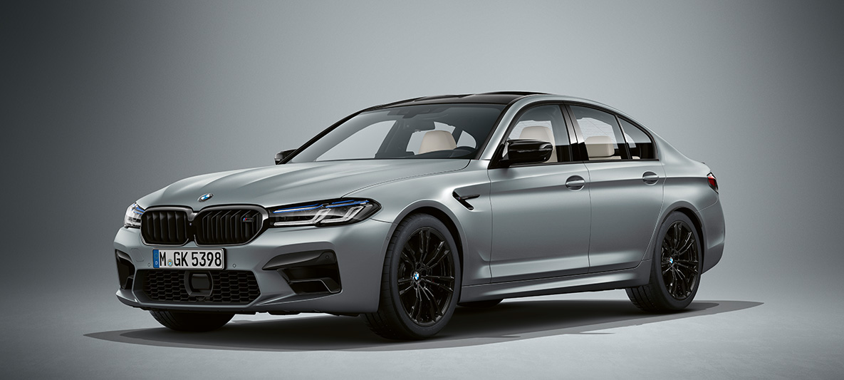 BMW Individual BMW M5 sedanas F90 2020, „Frozen Bluestone“ metaliko spalvos BMW Individual BMW M5 sedanas F90 LCI Facelift 2020 „Frozen Bluestone“ metaliko spalvos. trijų ketvirčių vaizdas iš priekio