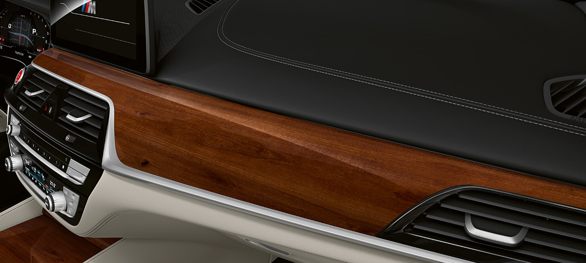 BMW Individual BMW M5 sedanas F90 2020 BMW Individual interjeras, aukštos kokybės medienos blizgios rudos slyvos „Plum brown“ spalvos su „Pearl Chrome“ apdailos akcentu BMW Individual BMW M5 sedanas F90 LCI Facelift 2020 BMW Individual aukštos kokybės medienos blizgios rudos slyvos „Plum Brown“ spalvos su „Pearl Chrome“ apdailos akcentu