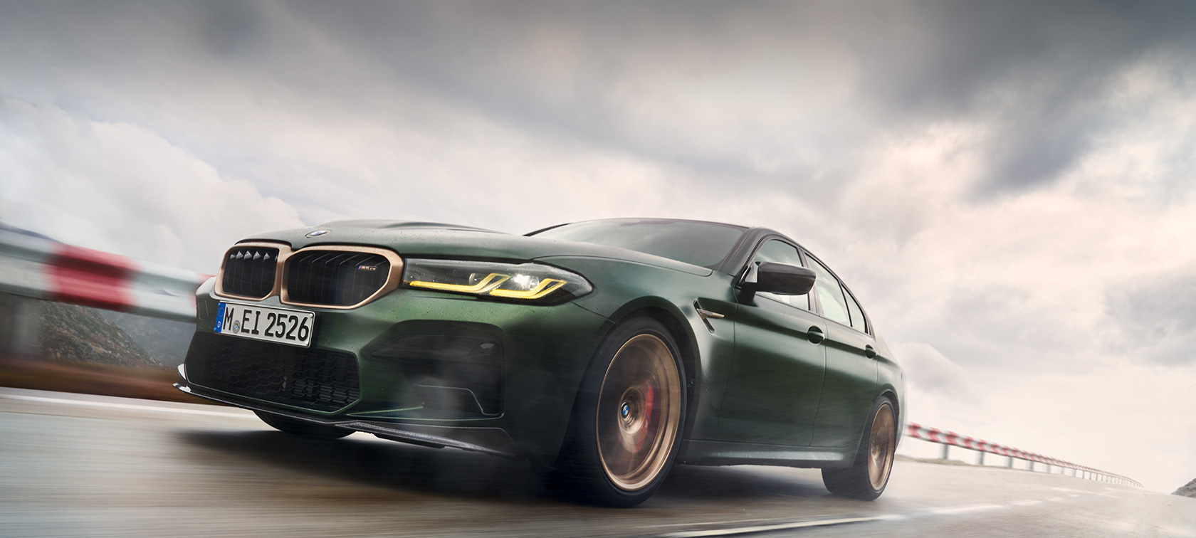 BMW M5 CS F90 2021 žalio „Frozen Deep Green“ metaliko spalvos trijų ketvirčių vaizdas iš priekio