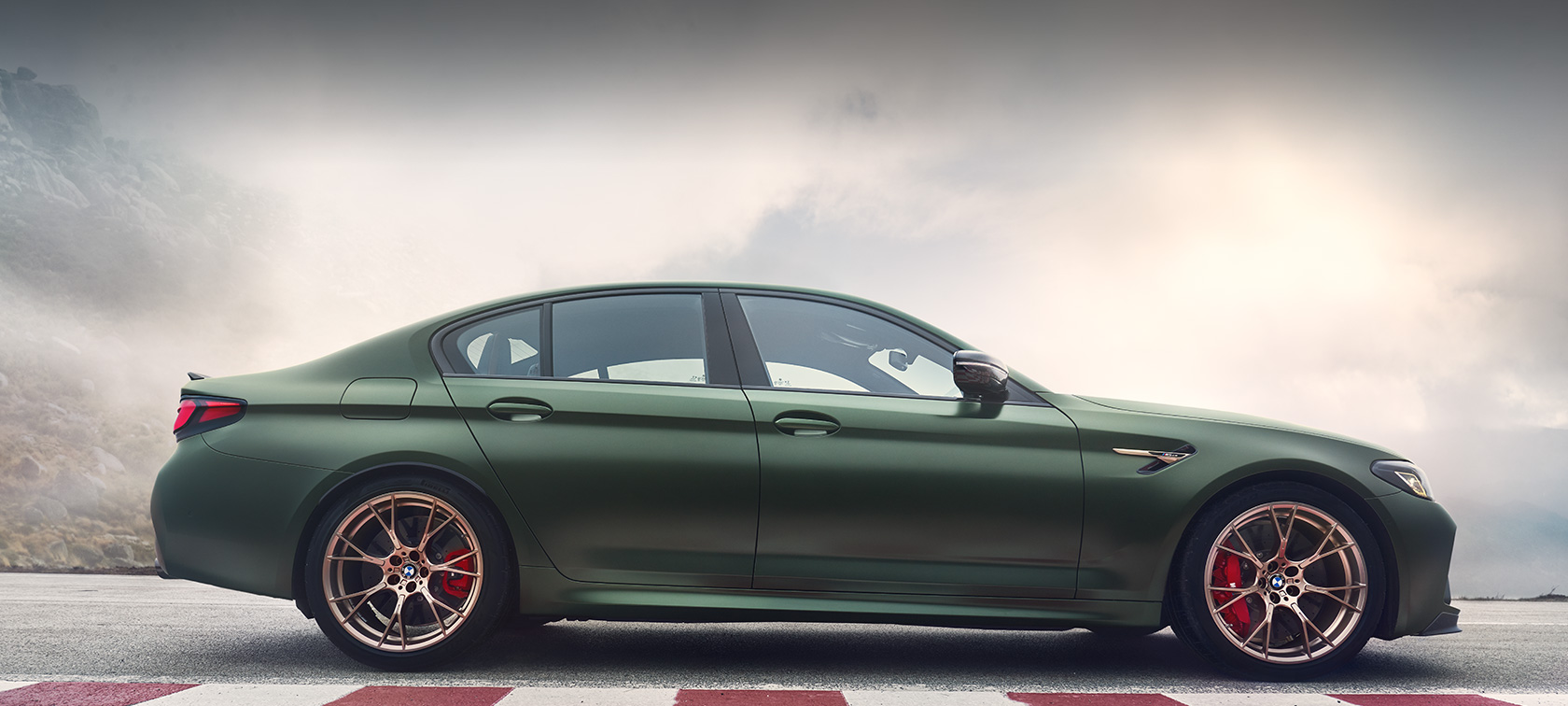 BMW M5 CS F90 2021 žalio „Frozen Deep Green“ metaliko spalvos trijų ketvirčių vaizdas iš priekio BMW M5 CS F90 2021 žalio „Frozen Deep Green“ metaliko spalvos trijų ketvirčių vaizdas iš priekio