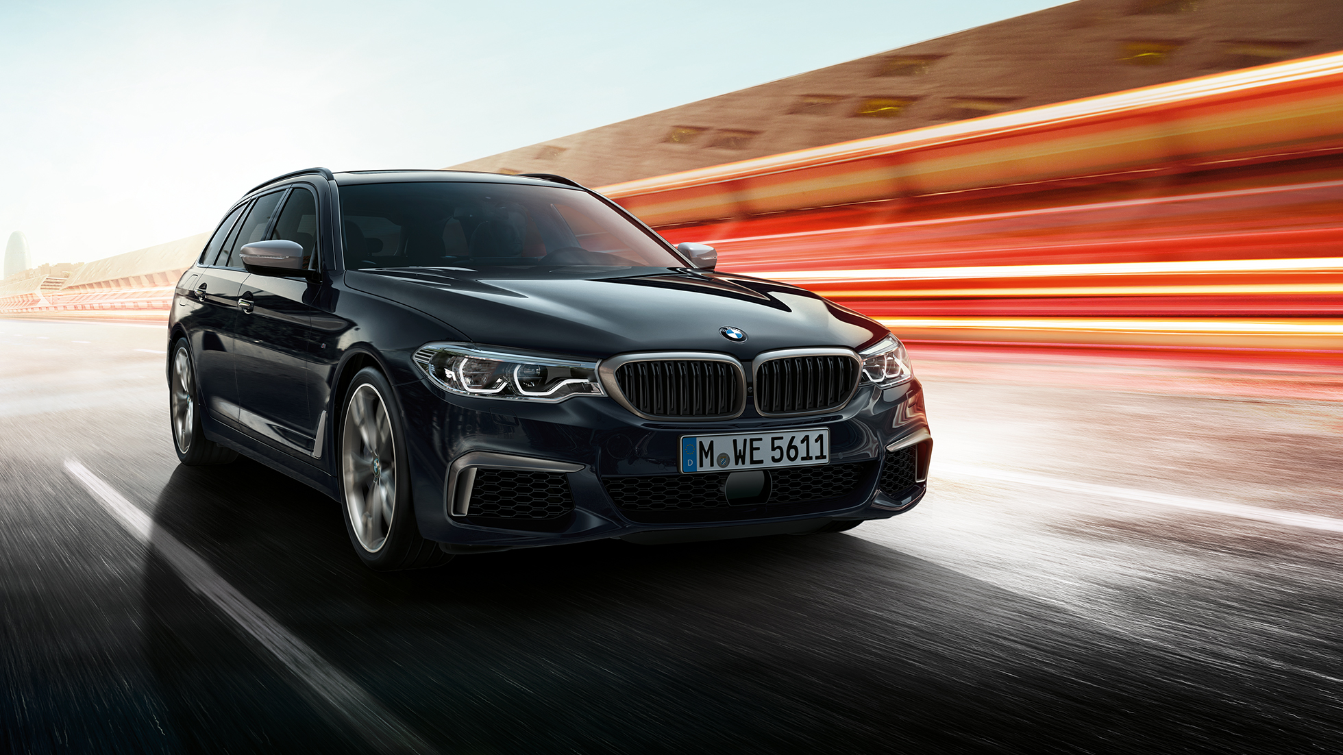 BMW priekinės grotelės BMW M550d xDrive Touring BMW priekinės grotelės BMW M550d xDrive Touring G31 Azurite Black juodo metaliko spalvos priekinės dalies vaizdas iš arti